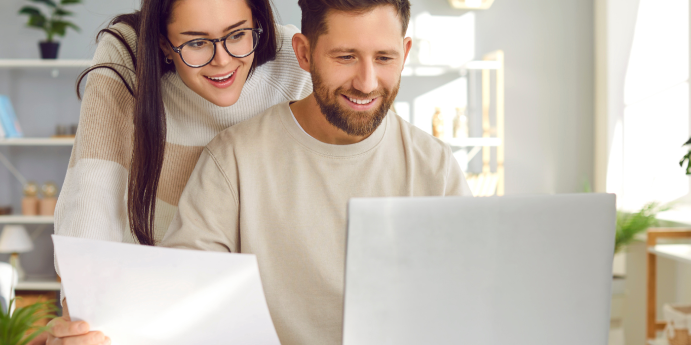 Frau und Mann am Laptop